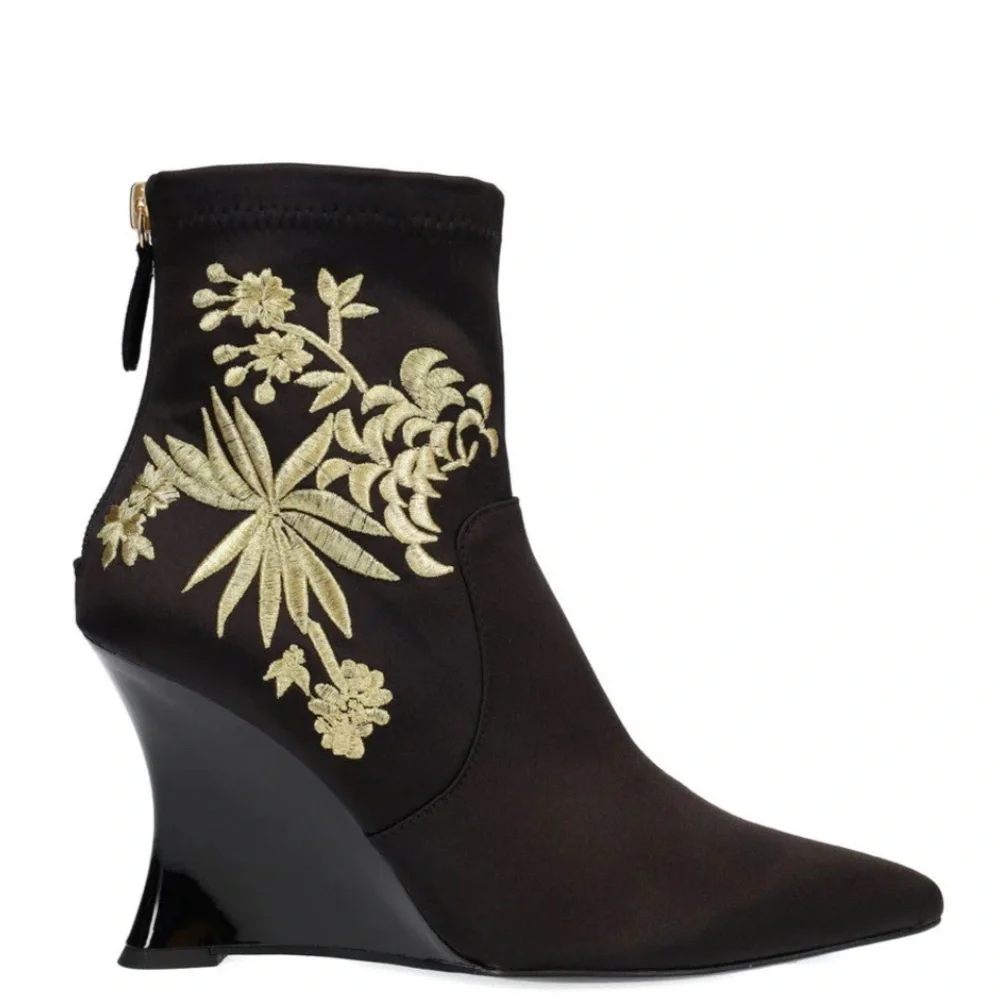 NWT Natori Satin Embroidery Wedge Ankle Boot Size 6,5
